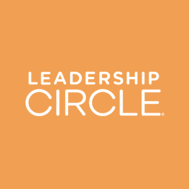 Logo Leadership Circle® blanc sur fond clémentine